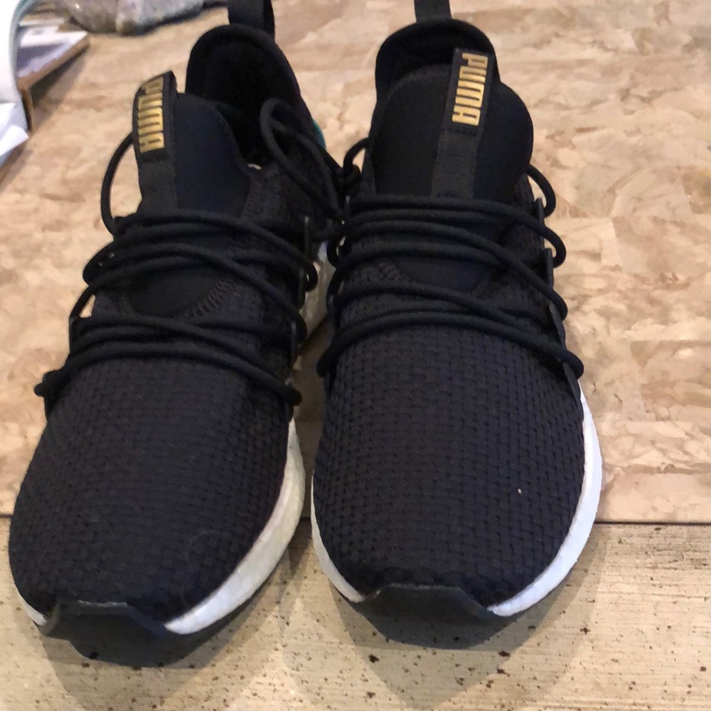Unbelievable and never worn pumas in size 91/2.